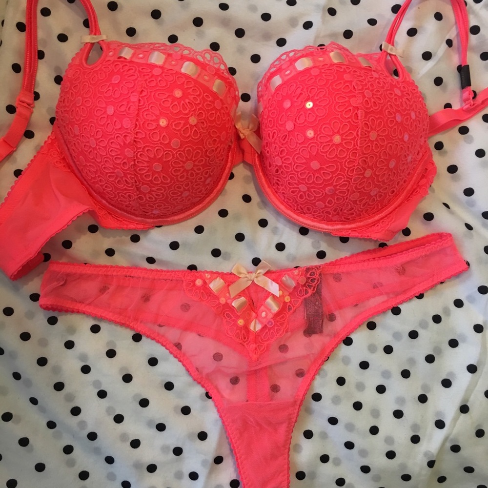 Victoria’s Secret 34DD Sexy Little  Things Set